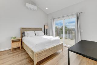 Bright Spacious Modern Getaway - 8