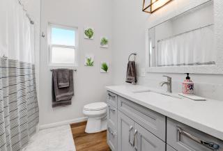 Bright Spacious Modern Getaway - 7