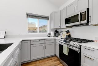 Bright Spacious Modern Getaway - 5