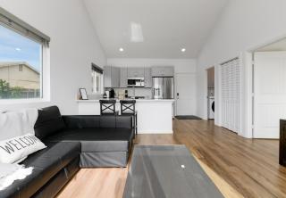 Bright Spacious Modern Getaway - 4