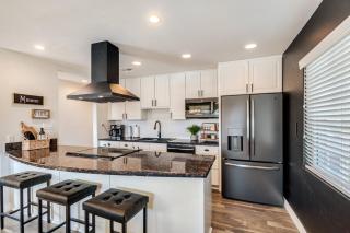 Minutes to Old Town 4BDR/3BA Sports Bar Game Room! - 5