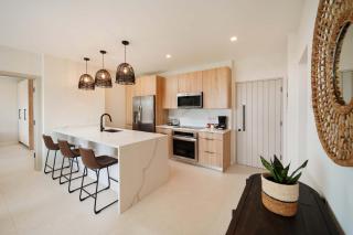 Wooden Tone LUX 2BR Walk to Beach Sky Pool Deck - 3