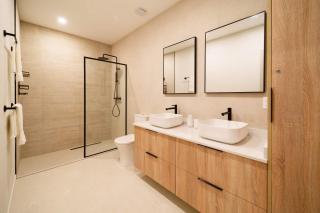 Wooden Tone LUX 2BR Walk to Beach Sky Pool Deck - 2