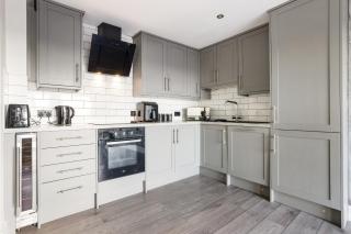Modern High Rise Two Bed Apartment Central Croydon - 7