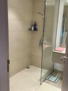 Private room with attached bathroom 10 min to airport and Seaworld,warner bros ,yas mall - 1