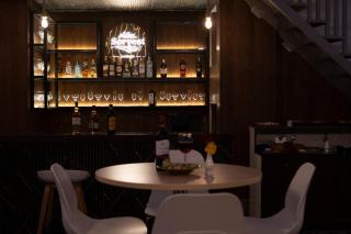 MAYA'S MANOR - A Luxury Lake View Boutique Hotel - 4