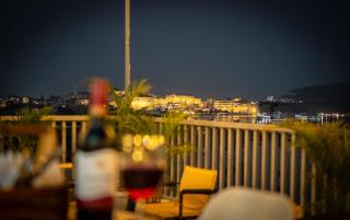 MAYA'S MANOR - A Luxury Lake View Boutique Hotel - 6