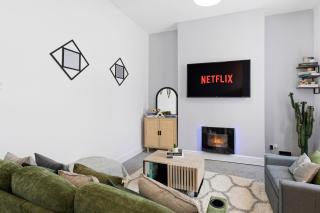 Bury Town Centre House with Parking & Fast WiFi - 1