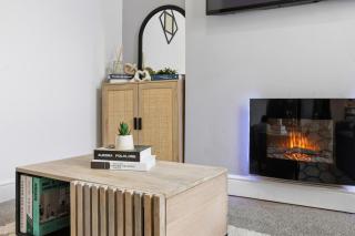 Comfy & spacious home, Fast Wifi,Parking, near Bury City Center and The Rock - 1