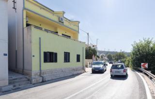 4 Bedroom Amazing Apartment In Dugi Rat - 5