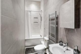 Comfy & Spacious Home, Fast Wi-Fi , free Parking, Sleeps 7 , Long Stays Welcome, Bury city centre - Bury - 4
