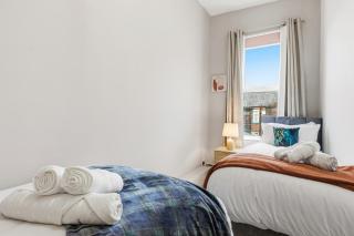 Comfy & Spacious Home, Fast Wi-Fi , free Parking, Sleeps 7 , Long Stays Welcome, Bury city centre - Bury - 6