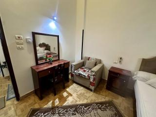 Garden Level Oasis Near Nile - 5