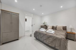 Victoria Apartment LGF 2bed 2bath - London - 9