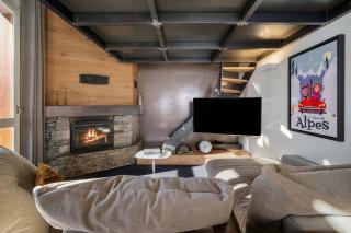 Luxury 4BR Apartment with Fireplace & Private Parking - Val Thorens - 3