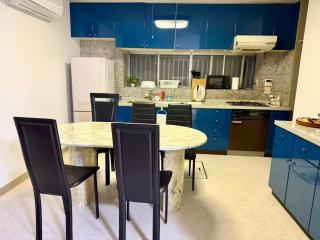 Roomy 4BR Home Sleeps 9／ShinOsaka／Large Groups - 1