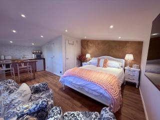 Wild Meadow Cottage - Countryside Views and King Bed - 0