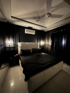 Chic Downtown Apartment Perfect for Couples - Lahore - 6