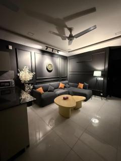 Chic Downtown Apartment Perfect for Couples - Lahore - 3