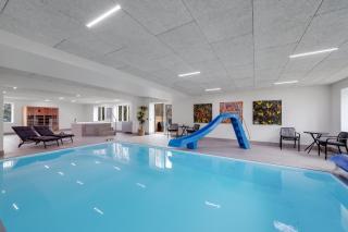 Large Pool House With 15 Bedrooms And Lots Of Activity Options - 1