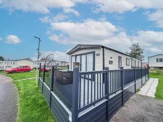 Stunning 8 Berth Caravan With Decking At Kessingland Beach Ref 90017D - 0