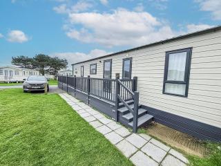 Stunning 8 Berth Caravan With Decking At Kessingland Beach Ref 90017D - 3