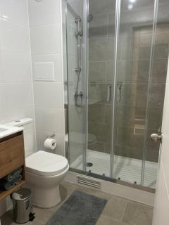 Departamento Nuevo 1D1B con estacionamiento sobre stripcenter y supermercado - 2