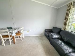 Charming Chalet On A Fantastic Holiday Park In Lowestoft Ref 12077B - 2