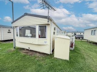 Cosy 6 Berth Caravan With Side Decking At Kessingland Beach, Suffolk Ref 90031Sv - 2