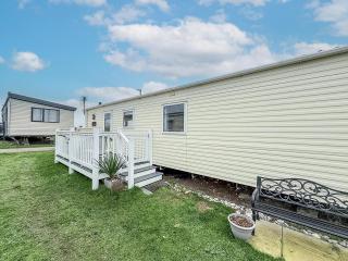 Cosy 6 Berth Caravan With Side Decking At Kessingland Beach, Suffolk Ref 90031Sv - 1