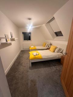 Modern 4BR Getaway House for Families and Groups - 1