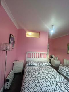 Paignton seafront Apartment with Private Garden ,FREE Private Car Space FREE WIFI ,No kitchen but Fridge Tea coffee Towels YES Double & Single bed YES Reception to help you YES Opposite the Beach Yes - 4