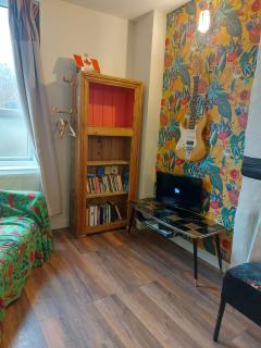 Cosy room in canalside home - 6