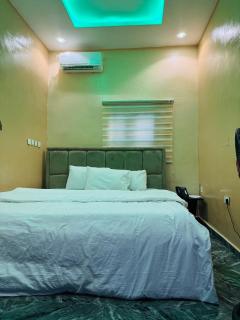 LUXE 90 HOTEL AND SUITes - 3