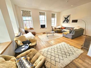 Stunning Bohemian 3 Bedroom Queen Square Apartment - 6