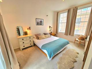 Stunning Bohemian 3 Bedroom Queen Square Apartment - 1