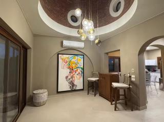 Spacious outdoor area featuring a swimming pool ! - 8