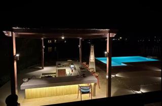 Spacious outdoor area featuring a swimming pool ! - 7