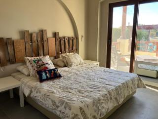 Spacious outdoor area featuring a swimming pool ! - 6