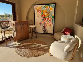 Spacious outdoor area featuring a swimming pool ! - 3