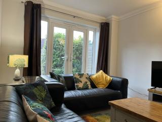 Chineham Town-House, Great for Group Get-Aways, Families & Contractors - 6