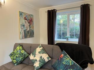 Chineham Town-House, Great for Group Get-Aways, Families & Contractors - 5