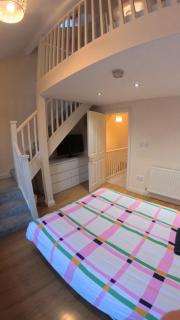 Labbyf Spacious 3-4 Bed House Sleeps 8 near Northampton Train Station, University and City Centre - 4