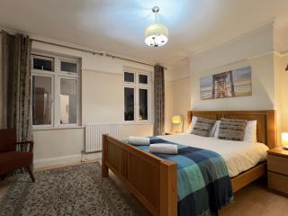 2-Bedroom Home Just Steps from Camden - Londra - 1