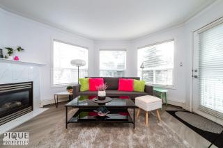 The Neon Palace - King Bed - Fireplace - Netflix - UGPark - 1