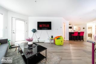 The Neon Palace - King Bed - Fireplace - Netflix - UGPark - 3