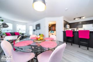 The Neon Palace - King Bed - Fireplace - Netflix - UGPark - 8