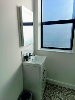 Modern 1 Bedroom Apt 5 near City Centre Parking - 1