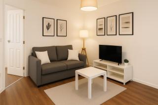 Modern 3-Bed House, Parking, WI-FI, 6 separate beds, Transport Links - 0