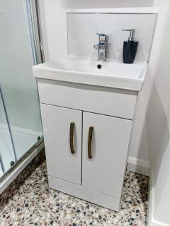 Modern 1 Bedroom Apt 6 near City Centre Parking - 1